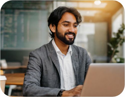 Vrolijke IT-professional die op afstand werkt vanuit een moderne kantooromgeving, benadrukt werkplezier en productiviteit op afstand.